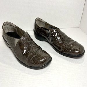 Clarks Bendables Women's 8.5 M Brown Side Zip Crocodile Print Loafer Clogs